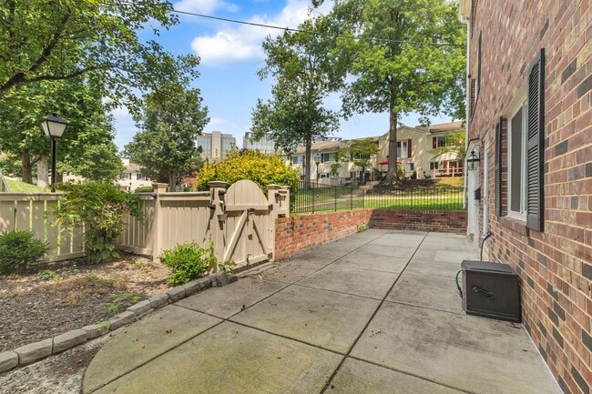 Building Photo - Large, Luxurious 2 Bedroom 2 Bath at Parkside at Alexandria