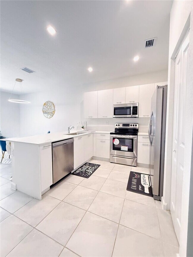 Foto del edificio - Northwest 24th Avenue, Miami, FL 33147 - 3 BR 2.5 BA townhouse