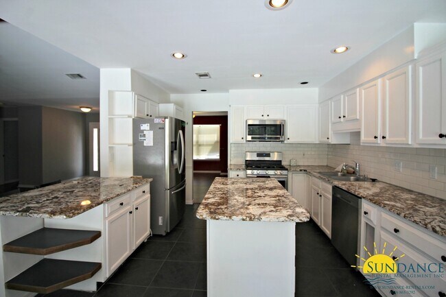 Building Photo - Beautiful 3 Bedroom Home with Pool in Nice...