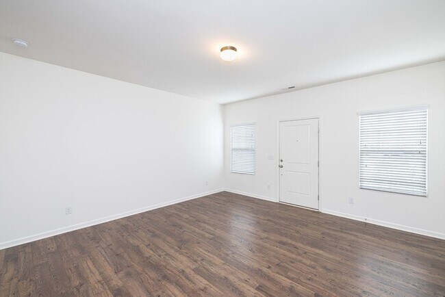 Foto del edificio - BEAUTIFUL Two Bedroom Townhome Regent Parkway