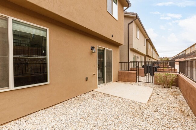 Foto del edificio - Beautiful Desert Canyon 4 Bedroom / 2.5 Bathroom / 2 Car Garage available NOW
