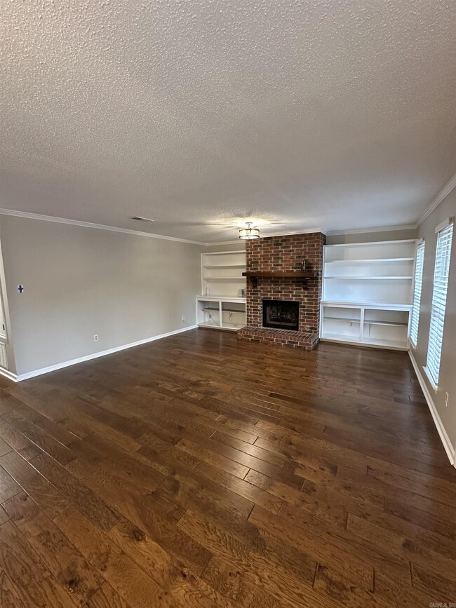 Building Photo - 9 Oak Forest Dr