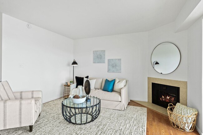 Foto del edificio - 1-Bed, 1-Bath 818sqft Condo in Capitol Hill for Rent — Parking, In-Unit Washer/Dryer & Space Need...