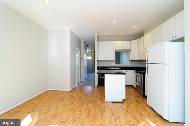 Building Photo - 8459 Gold Sunset Way