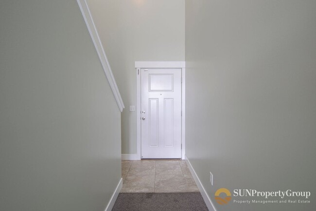 Building Photo - Stunning Townhome In Desirable Riverton Area