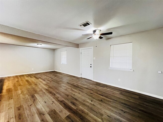 Building Photo - 215 Birdwell Rd