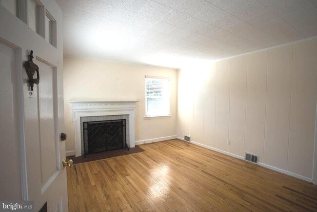 Building Photo - 5915 Ryland Dr