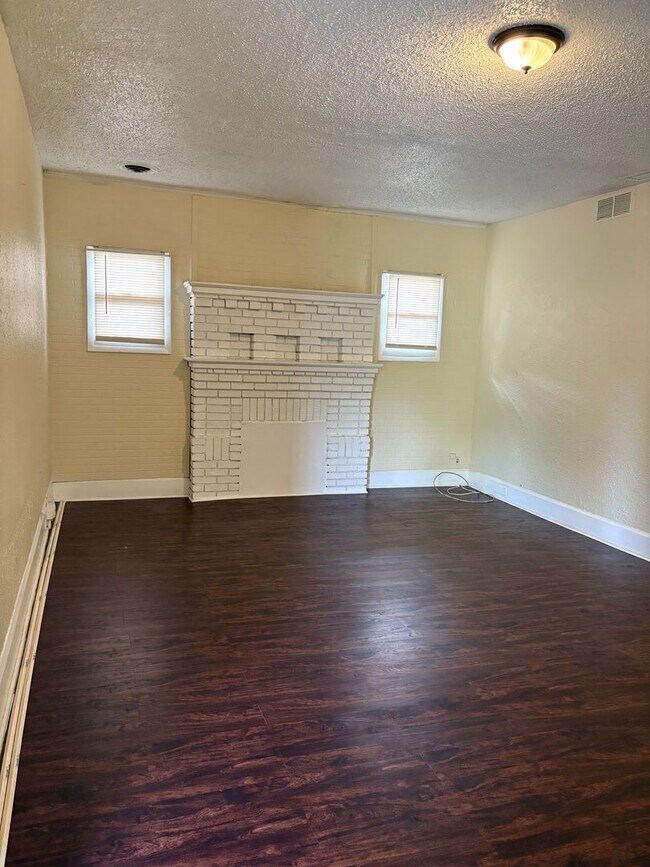 Building Photo - Large 4 bedroom 1 Bath House for rent