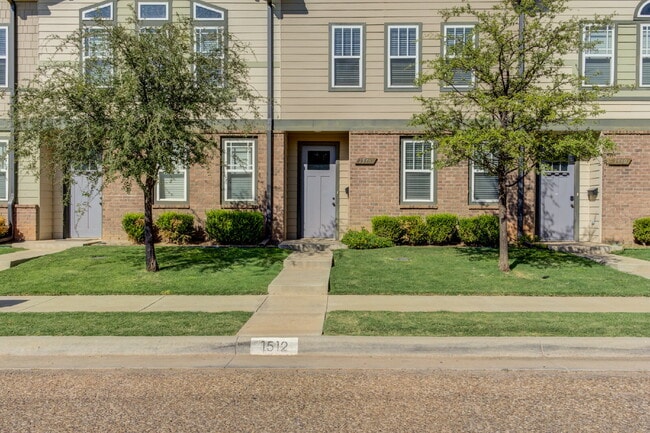 Building Photo - Stunning 3 Story Town-Home near Texas Tech...