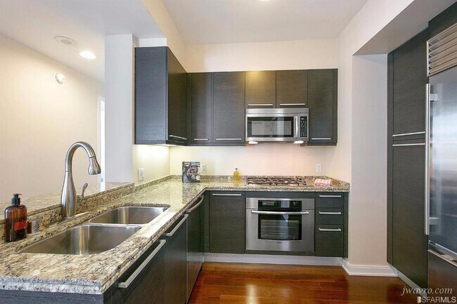 Building Photo - 425 1st St