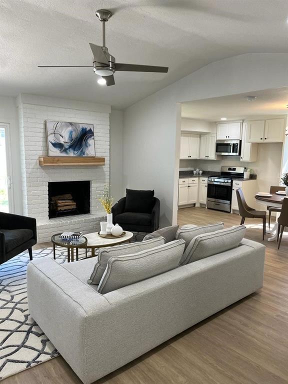 Foto del edificio - 902 Hillside Oaks Dr