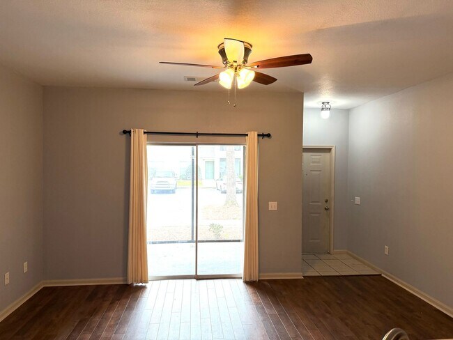 Foto del edificio - One Bedroom Condo with Garage