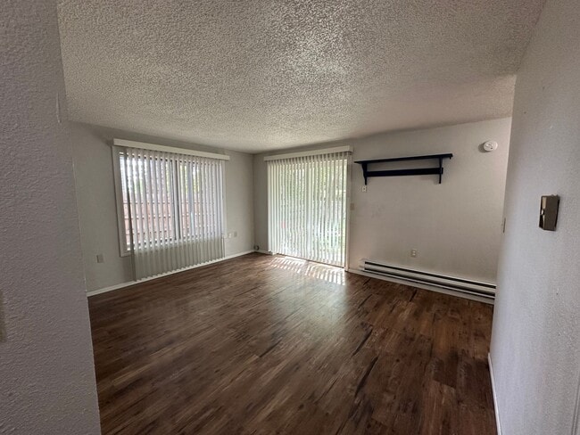 Building Photo - 2 bedroom 1 bath duplex