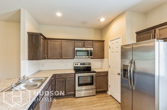 Foto del edificio - NOW AVAILABLE! - 532 Long Leaf Dr, New Bra...