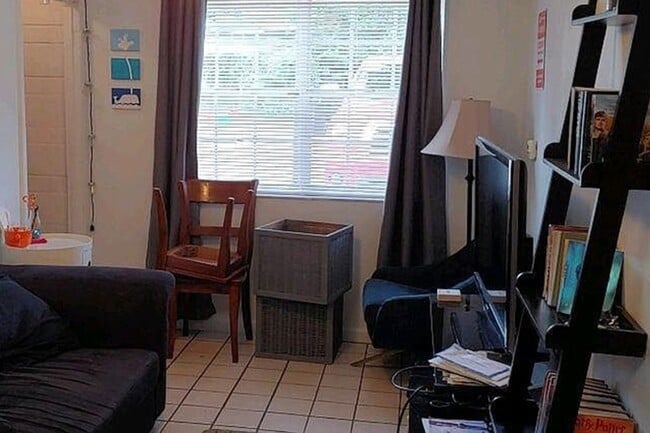Common area hang out! - 914 SW 8th Ln