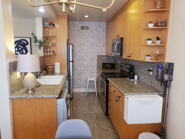 Kitchen - 11718 Darlington Ave