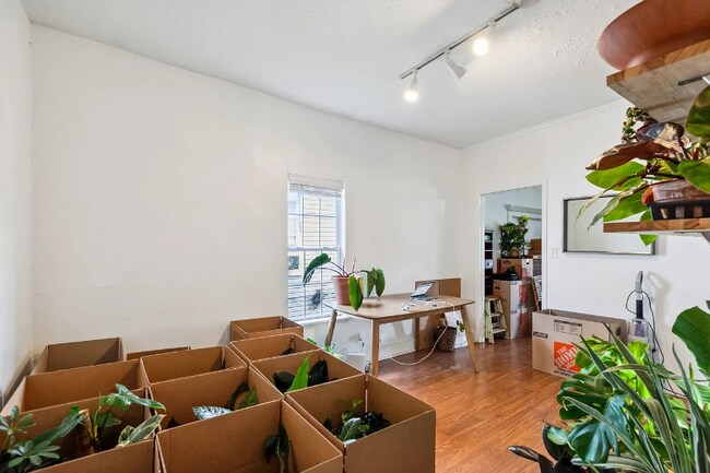 Foto del edificio - 1706 Knowles St