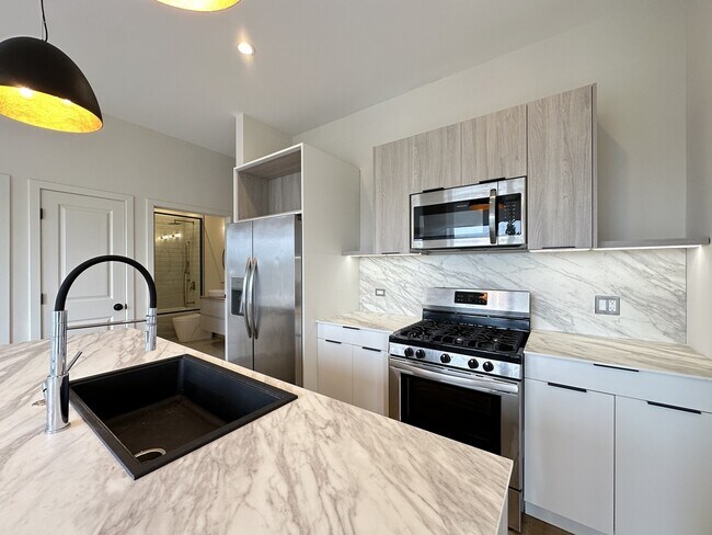 Foto del edificio - 6340 W Belmont Ave