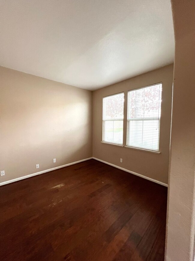 Foto del edificio - Modesto: $2529  3 bedroom 2.5 bath well ma...