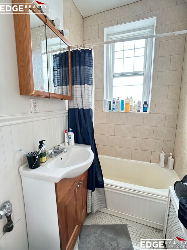 Building Photo - 2021 Commonwealth Ave