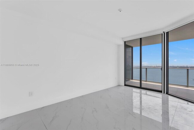 Foto del edificio - 700 NE 24th St