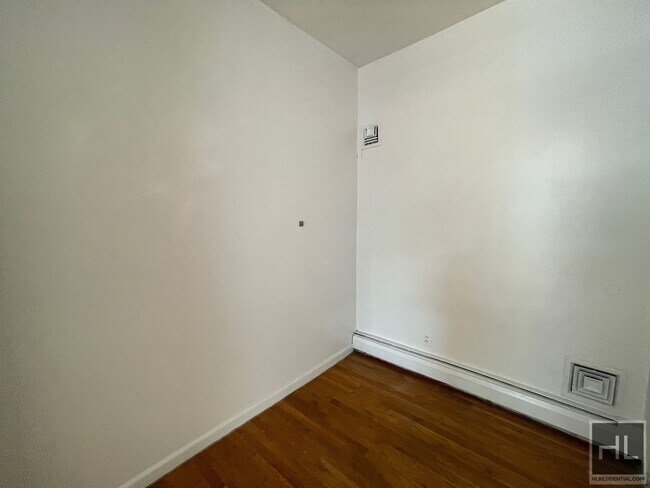 Building Photo - Williamsburg 1 Bedroom on Broadway