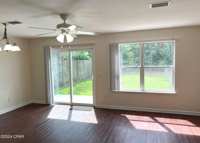 Foto del edificio - 1553 Mulberry Ave