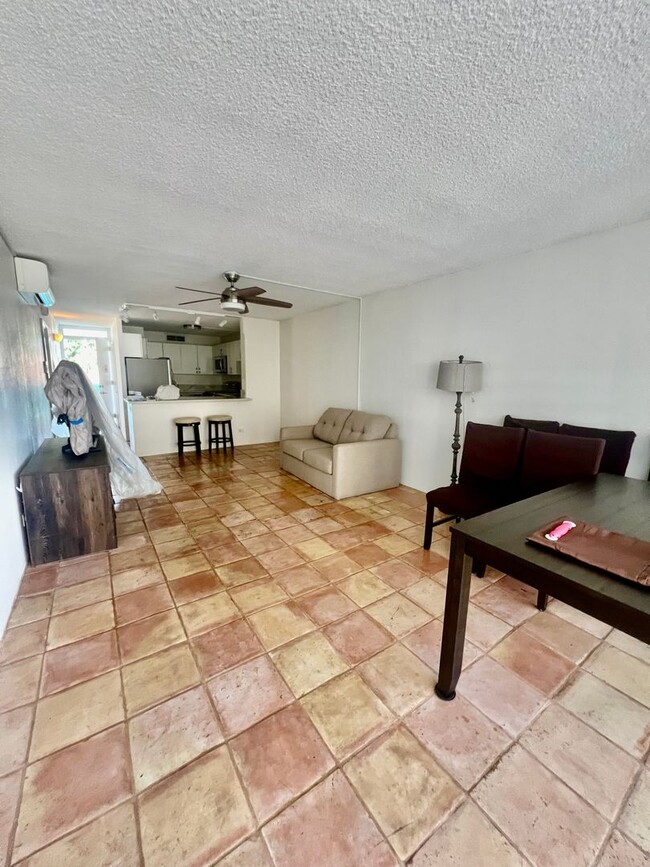 Building Photo - 2 Bedroom, 2 Bath Near to Waikiki Beach Sp...