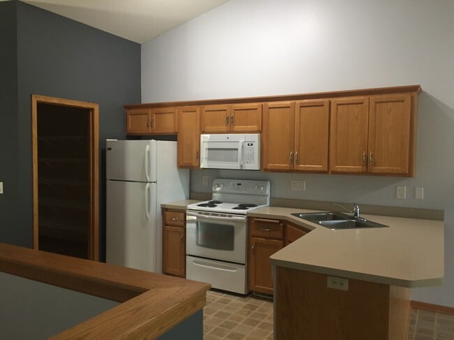 Kitchen with large walk in pantry - 1645 Lakeridge Way