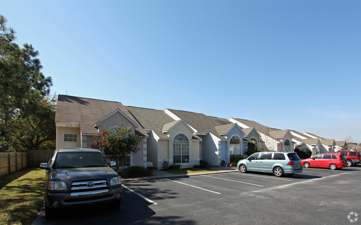 13621370 Redwood Ln, Gulf Breeze, FL 32563 Apartments in Gulf Breeze