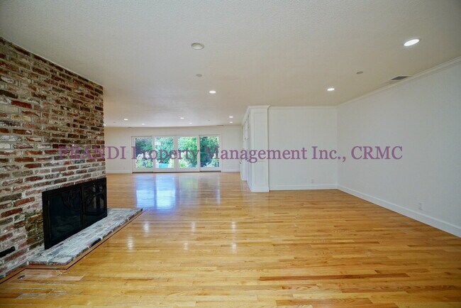 Foto del edificio - Country Club Home on Corner Lot, All One L...