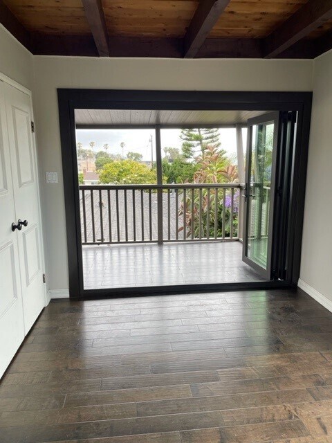 Accordion door to patio - 400 Avenue E