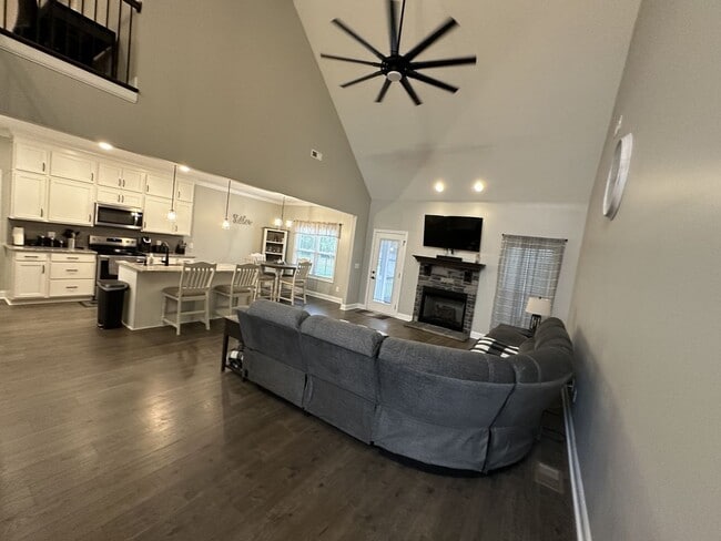 Foto del edificio - 4 Bedroom 3 Bathroom Home with Bonus Room!