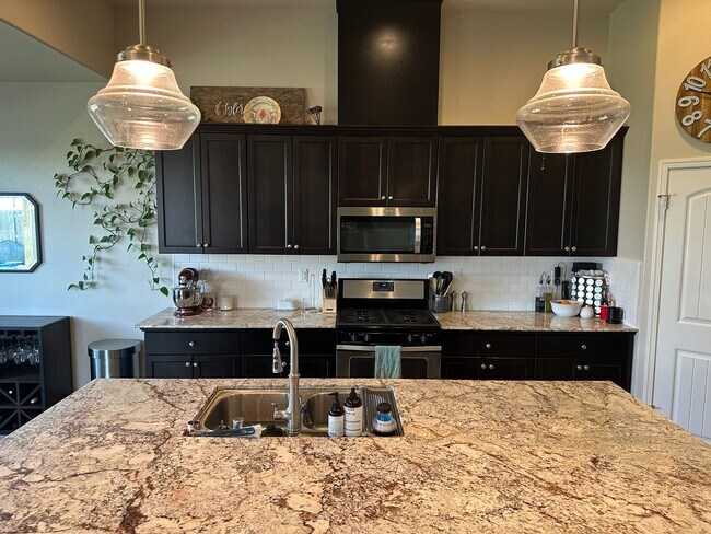 Building Photo - 3310 SPRING SAILS AVE - 4 BEDROOM 2 BATH -...