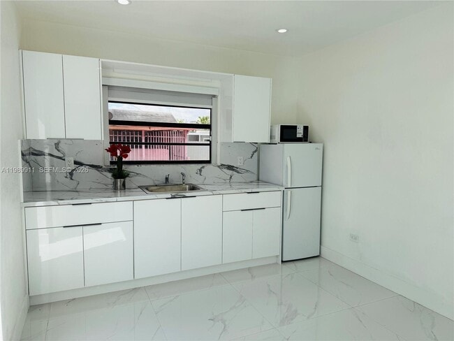 Building Photo - 706 W 40th Pl