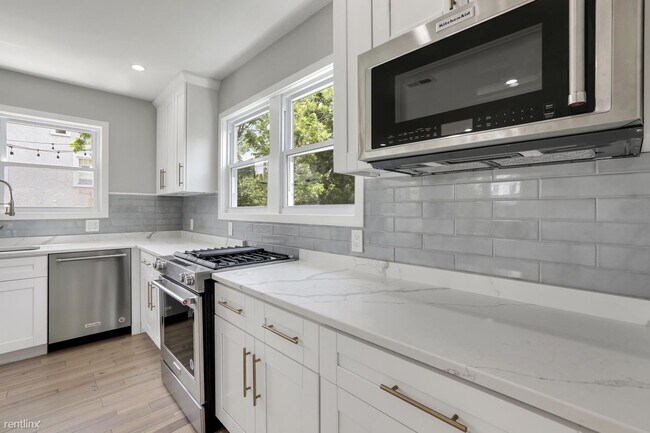 Foto del edificio - 1 br, 1 bath House - 2235 Quincy St Ne Daz...