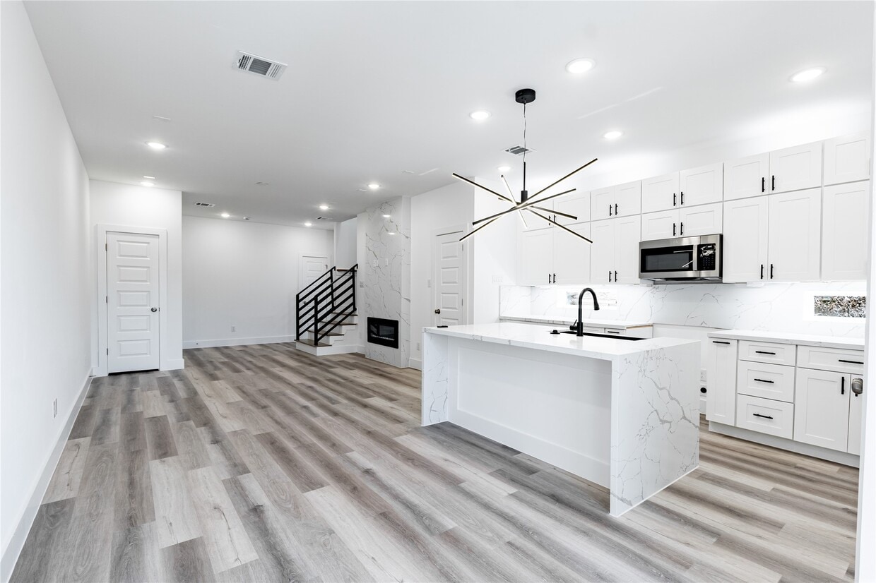 Building Photo - 610 E 41st St