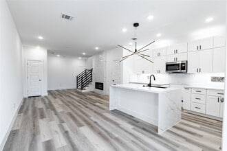 Building Photo - 610 E 41st St