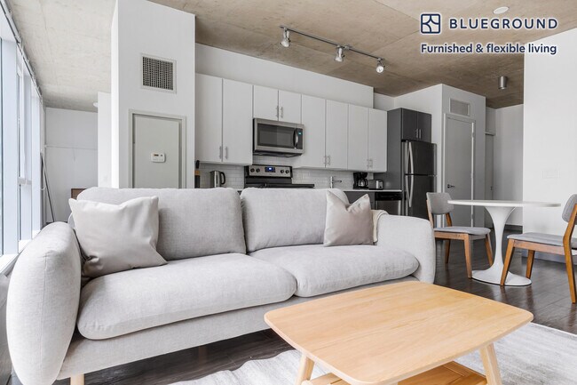 Foto del edificio - 215 W Lake St