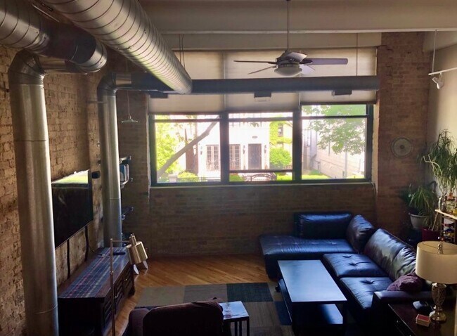 Sala de estar - 1720 N Marshfield Ave