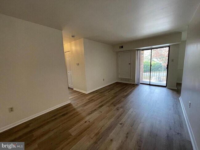 Foto del edificio - 3017 Valley Dr