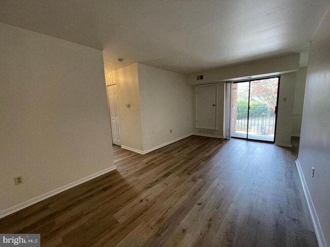 Building Photo - 3017 Valley Dr