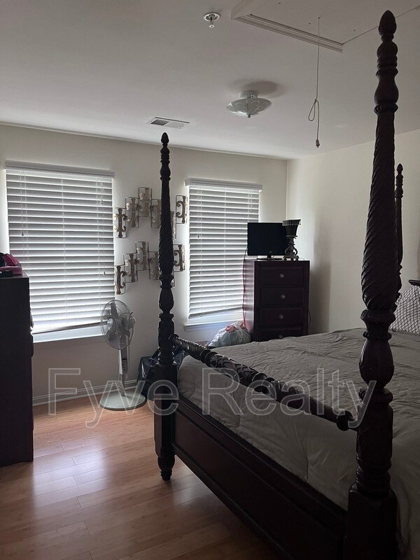 Building Photo - 10208 Rolling Green Way