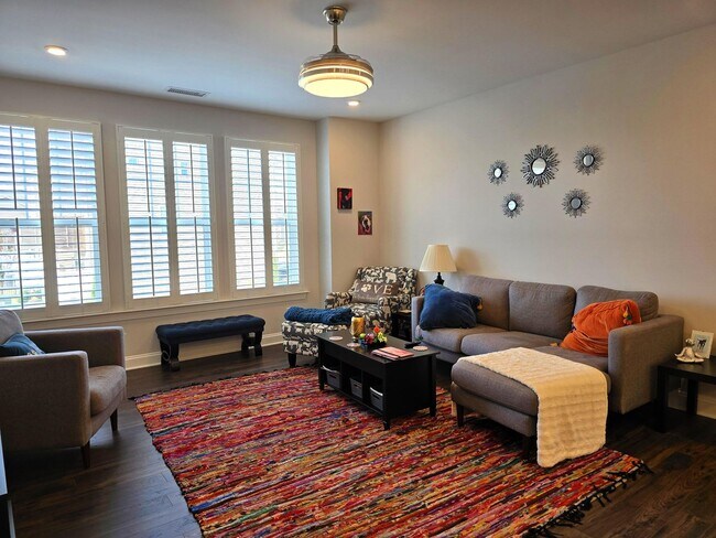 Building Photo - 4 Bedroom 3.5 Bathroom Townhome w/ Upgraded Finishes and fenced in yard. Located in the heart of ...