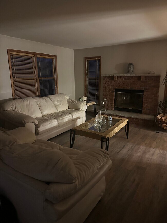 Foto del edificio - 310 Jennifer Ln