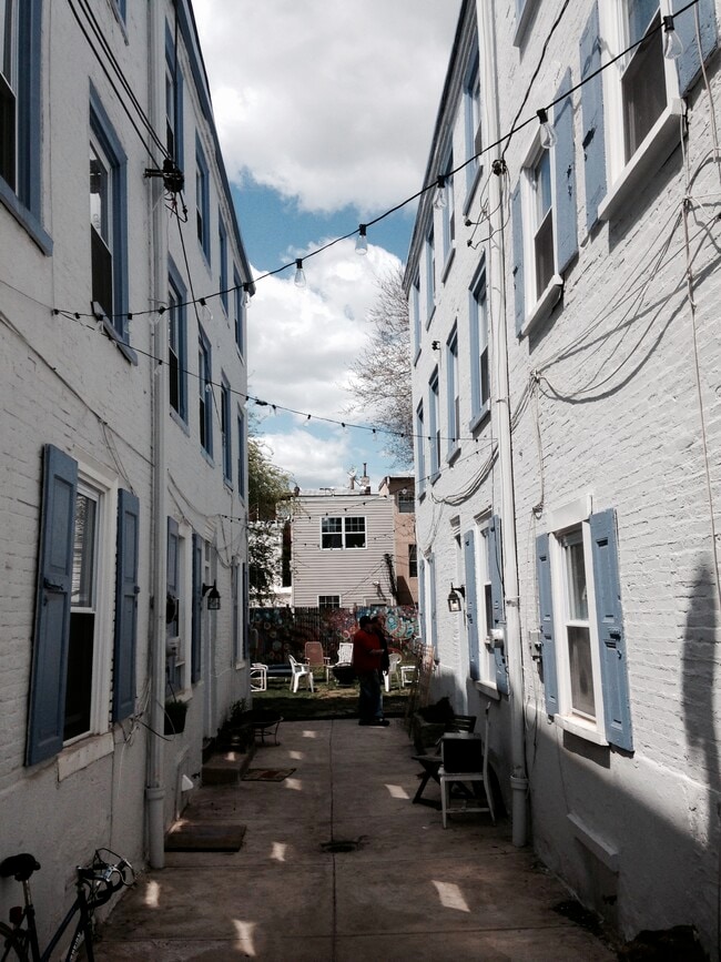 Building Photo - 423 Moyer St