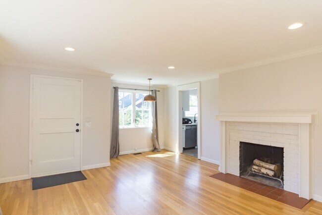Building Photo - 3Bd/1Ba Seattle House