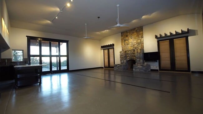 Building Photo - 31 Vista Calabasas B