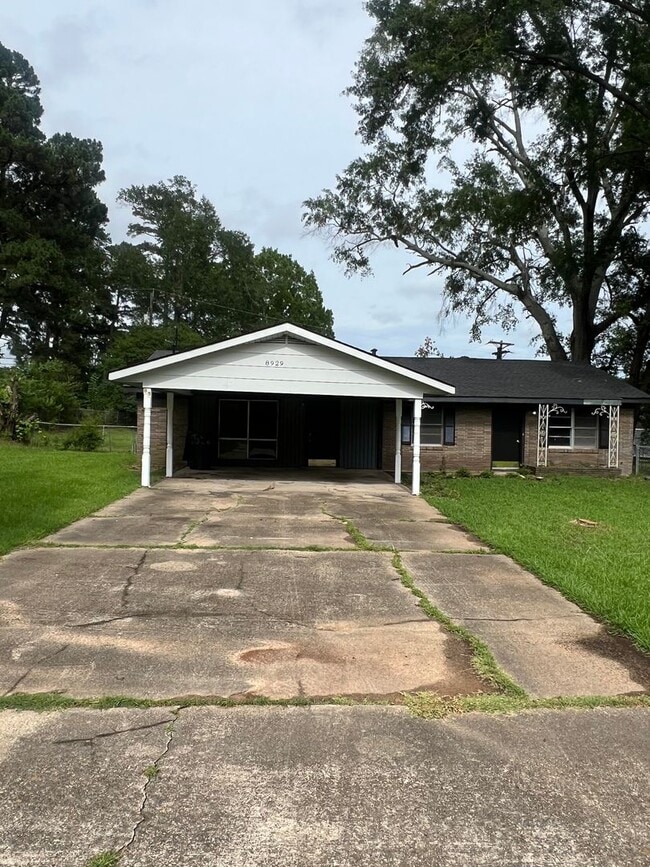 Building Photo - Fully remodeled large 3 bed/ 2 bath with 2...