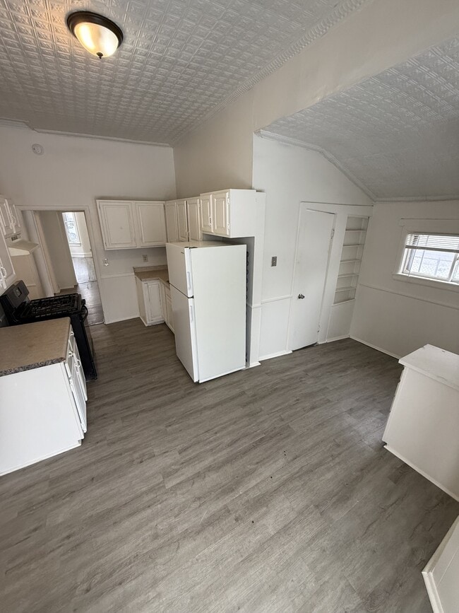 Building Photo - 74 Jessamine Ave W